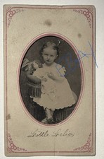 Foto vintage da década de 1860 tamanho CDV TIPO TINTA em moldura menina sentada segurando cachos de boneca de brinquedo comprar usado  Enviando para Brazil