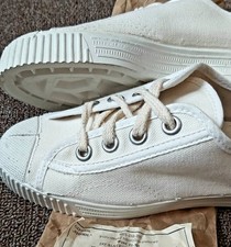 Unikatowe Trampki Damskie 1980 rok z Oryginalnym Opakowaniem Polska Produkcja  na sprzedaż Unikatowe Trampki Damskie 1980 rok z Oryginalnym Opakowaniem Polska Produkcja  na sprzedaż  PL