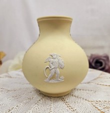 Usado, Vaso 'querubim' vintage Wedgwood amarelo pálido e branco jasperware comprar usado  Enviando para Brazil