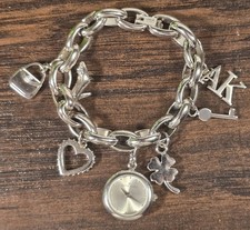 Usado, Relógio pulseira berloque Anne Klein – corrente de elos AK tom prata com berloques e coração comprar usado  Enviando para Brazil