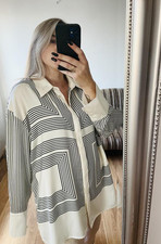 Blusa de cetim original com fendas laterais e estampa geométrica comprar usado  Enviando para Brazil