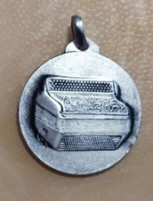 Medaille pendentif accordeon d'occasion  Beaumont-de-Lomagne