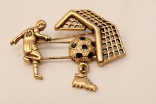Broche vintage Goldtone preto esmalte jogador de futebol chutando bola no gol comprar usado  Enviando para Brazil