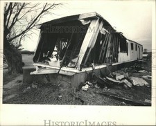 1983 Press Photo Burned-Out Remains of Jeff Loomis's Trailer after Fire comprar usado  Enviando para Brazil