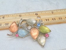 Usado, Antigo. BROCHE DE FLORES LISNER "SALADA DE FRUTAS" AZUL FOSCO, ROSA, VERDE FOLHAS ESCULPIDAS comprar usado  Enviando para Brazil