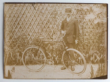 Man poses with d'occasion  Expédié en Belgium