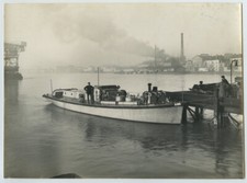 Seaplane refuelling boat. d'occasion  Expédié en Belgium