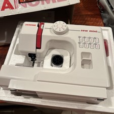 Usado, Janome Sew Mini Máquina de Costura Compacta Portátil Branca e Vermelha Com Caixa de Papelada comprar usado Usado, Janome Sew Mini Máquina de Costura Compacta Portátil Branca e Vermelha Com Caixa de Papelada comprar usado  Enviando para Brazil