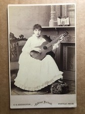 Foto de armário antiga menina tocando guitarra, Eddington, Pontiac Michigan, usado comprar usado  Enviando para Brazil
