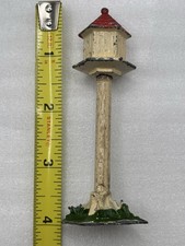 Casa de pássaros vintage de metal fundido com poste de madeira - 3,75”h poste de lâmpada de metal, usado comprar usado  Enviando para Brazil