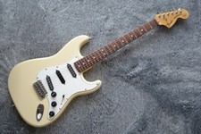 Chitarra elettrica fender usato  Spedire a Italy