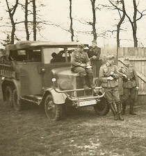 Usado, PURO! Soldados da Wehrmacht reunidos por caminhão 6x4 estacionado fora do celeiro!!! comprar usado  Enviando para Brazil