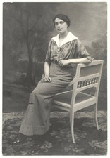 Femme élégante assise d'occasion  Rouen-