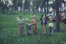 CRIANÇAS PEQUENAS COMPETINDO EM CORRIDA DE SACO DE BATATA, 1965 SLIDES DE FOTOS comprar usado  Enviando para Brazil