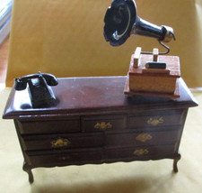 Usado, Aparador miniatura vintage de mogno para casa de bonecas, telefone, gramafone. 1:12 comprar usado Usado, Aparador miniatura vintage de mogno para casa de bonecas, telefone, gramafone. 1:12 comprar usado  Enviando para Brazil