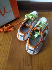 Sneakers vicini fashion usato  Trieste