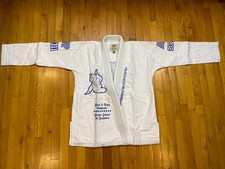 Albino and Preto Lote #102: Kimono Universitário (Branco) Jiu Jitsu Jiu comprar usado Albino and Preto Lote #102: Kimono Universitário (Branco) Jiu Jitsu Jiu comprar usado  Enviando para Brazil