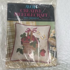 Kit de travesseiros bordados Avon Creative Needlecraft cesta de morangos Crewel, usado comprar usado  Enviando para Brazil
