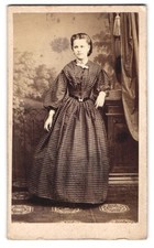 Fotografie H. Mathaus, München, junge Bayerin im karierten Kleid mit Schleife , usado comprar usado  Enviando para Brazil