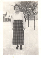 1940s Woman In Winter Snow Photo Vintage Plaid Skirt Rural Home Eyes Closed Odd comprar usado 1940s Woman In Winter Snow Photo Vintage Plaid Skirt Rural Home Eyes Closed Odd comprar usado  Enviando para Brazil