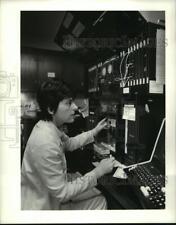 Usado, 1986 Press Photo Med tech Sandra Hebert usa máquina de hemograma Modelo 5 Plus comprar usado  Enviando para Brazil