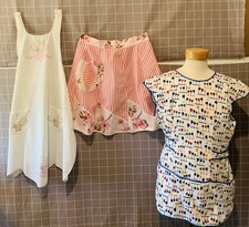 Usado, 3 Aventais Vintage Off White Bordado à Mão Babador, Rosa Floral e Padrão Dipper comprar usado Usado, 3 Aventais Vintage Off White Bordado à Mão Babador, Rosa Floral e Padrão Dipper comprar usado  Enviando para Brazil
