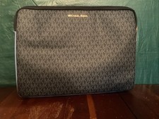 Capa para laptop Michael Kors jet set viagem GG azul excelente estado usado com bolso interno comprar usado  Enviando para Brazil