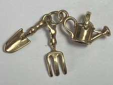 “Pingente de berloque de ouro amarelo 9 quilates ferramentas de jardim regador, espátula e garfo” comprar usado  Enviando para Brazil