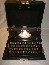 Macchina scrivere portatile usato  Schiavon