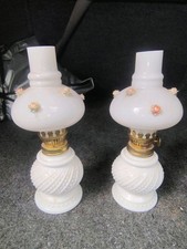 Conjunto de 2 abajures a óleo vintage em miniatura de vidro leitoso, pregos e pintados à mão no Japão comprar usado Conjunto de 2 abajures a óleo vintage em miniatura de vidro leitoso, pregos e pintados à mão no Japão comprar usado  Enviando para Brazil
