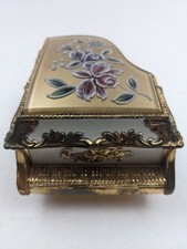Caixa de música/bugigangas vintage para piano de cauda metal esmaltado do Japão e flores na tampa comprar usado  Enviando para Brazil