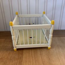 Cercadinho vintage miniatura para casa de bonecas com almofada e miçangas nas laterais, brinquedo para quarto de bebê, usado comprar usado  Enviando para Brazil