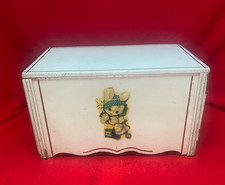 Ca. Baú de madeira para crianças/crianças/malas de brinquedo móveis para sala de jogos da década de 1930 comprar usado Ca. Baú de madeira para crianças/crianças/malas de brinquedo móveis para sala de jogos da década de 1930 comprar usado  Enviando para Brazil