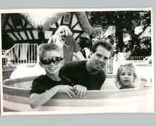 Foto de imprensa de família assassino Joel Souza e crianças Disneylândia Califórnia 1993 comprar usado  Enviando para Brazil