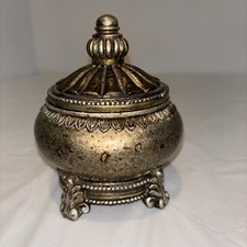 Tarro pequeño de pedestal con patas redondas con tapa. Diseño ornamentado, compuesto y madera. MCM segunda mano  Embacar hacia Mexico