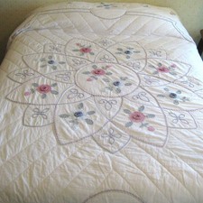 Colcha acolchoada vintage feita à mão com apliques de crochê recortada 83 x 95 polegadas completa comprar usado  Enviando para Brazil