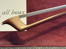 Arco para violoncelo 4/4 sapo de ébano reto de madeira-brasil 80g muito bom estado comprar usado Arco para violoncelo 4/4 sapo de ébano reto de madeira-brasil 80g muito bom estado comprar usado  Enviando para Brazil