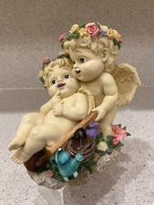 Usado, Estatuilla de querubines gemelos con carretilla caja de música reproduce "I Say A Little Prayer" segunda mano  Embacar hacia Mexico