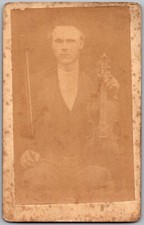 CDV ANTIGO POR VOLTA DE 1870 HOMEM BONITO SEGURANDO VIOLINO E ARCO INSTRUMENTO MÚSICO, usado comprar usado  Enviando para Brazil