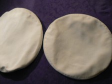 Two white beret d'occasion  Expédié en Belgium