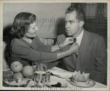 Foto de imprensa 1952 Richard Nixon tem gravata ajustada pela esposa na mesa da sala de jantar, usado comprar usado  Enviando para Brazil