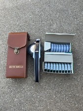 Escritor de etiquetas DYMO 1570 + estojo de transporte de couro 20 rolos de etiquetas (azul e verde) comprar usado  Enviando para Brazil