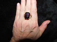 ANEL ELEGANTE TOM DOURADO TAMANHO U AJUSTÁVEL ABERTO DIVIDIDO GRANDE INCRUSTAÇÃO DE VIDRO ROXO comprar usado  Enviando para Brazil