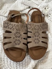 Sandálias femininas Cherokee de couro com alça acastanhada tamanho 10 comprar usado Sandálias femininas Cherokee de couro com alça acastanhada tamanho 10 comprar usado  Enviando para Brazil