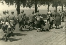 Ww2..prisonniers accompagnés  d'occasion  Lourdes