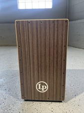 Percussão Latina LP1428NYSW City Exotic Cajon com Placa de Som de Madeira Artesanal de Nogueira comprar usado  Enviando para Brazil