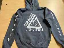 Moletom com capuz Gracie Jiu Jitsu Fighter MMA com logotipos de manga comprar usado Moletom com capuz Gracie Jiu Jitsu Fighter MMA com logotipos de manga comprar usado  Enviando para Brazil