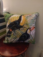 Travesseiro de 18" com pássaros tucanos multicoloridos com apoio verde comprar usado Travesseiro de 18" com pássaros tucanos multicoloridos com apoio verde comprar usado  Enviando para Brazil