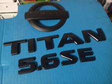 NISSAN TITAN V8 BLACK LETTERING SE 5.6 TAMPA TRASEIRA 04-15 EMBLEMA LOGOTIPO USADO PELO FABRICANTE  comprar usado  Enviando para Brazil