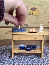 Armário de cozinha vintage artesanal miniatura casa de bonecas vestido campo ASSINADO Judy comprar usado  Enviando para Brazil
